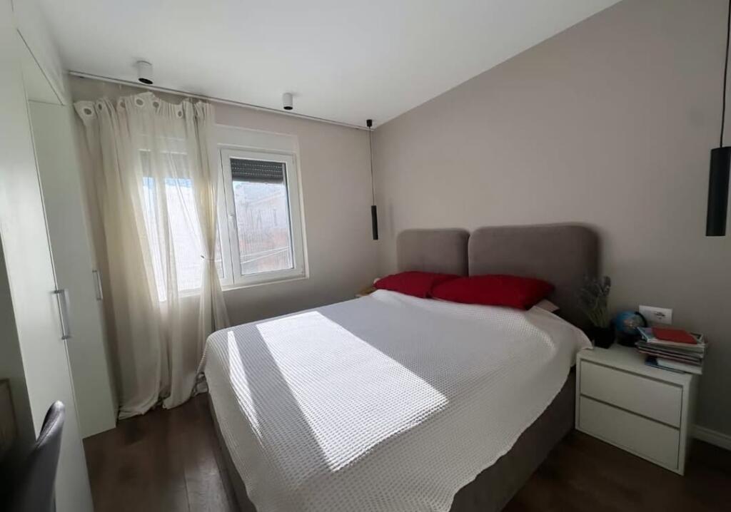Perballe me Myslym Shyri (hyrjen), mbas Neranxit ○ SHESIM SUPER APARTAMENT 3+1