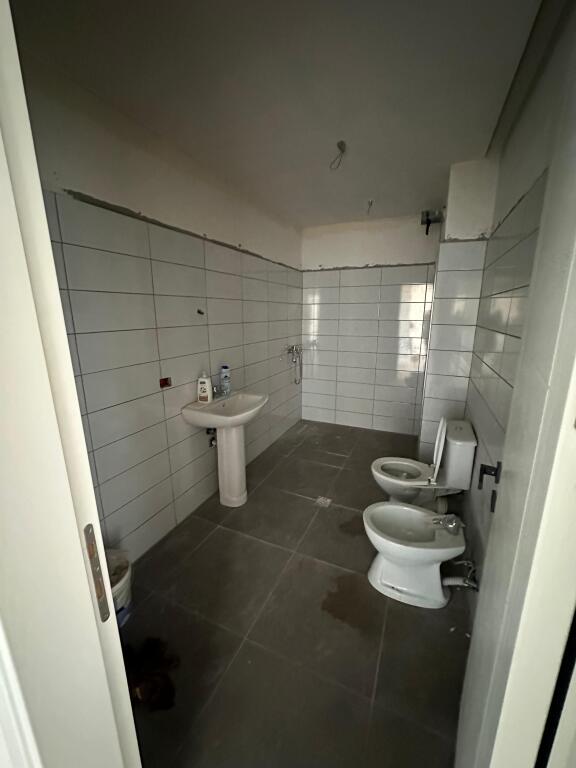 Shitet Apartament 2+1+2+2 Ballkone Kamez Rrethi Bathores
