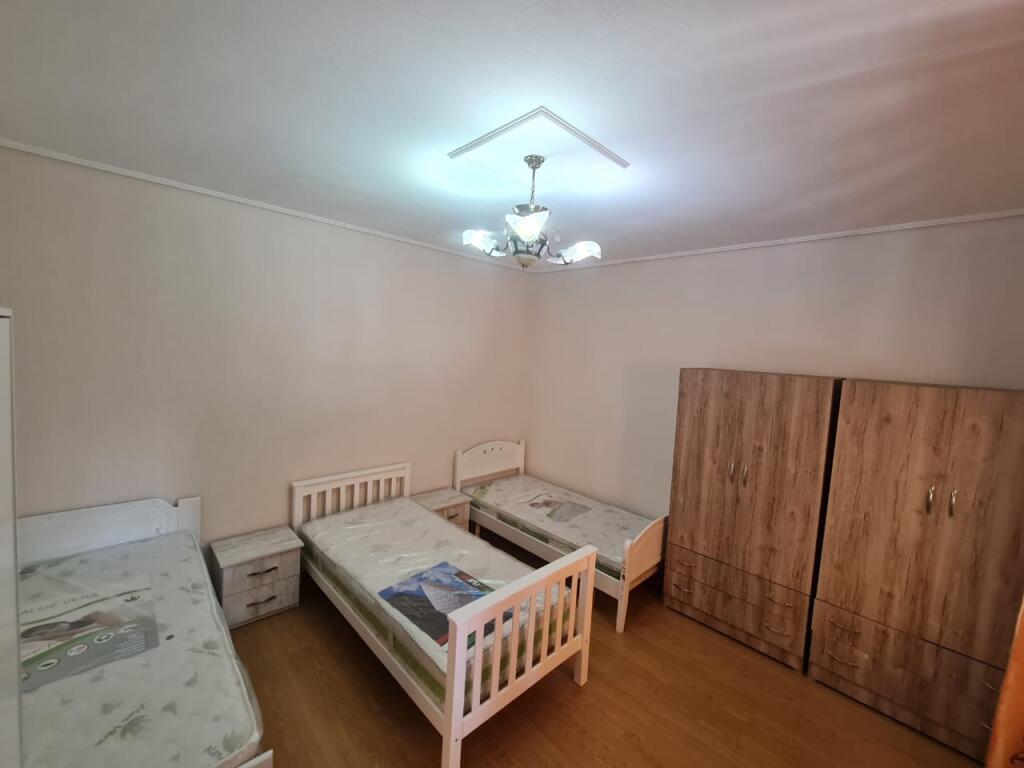 Mbrapa Fakulitetit te Mjekesise prane spitalit "Amerikan 2",jepet me qera apartament 1+1