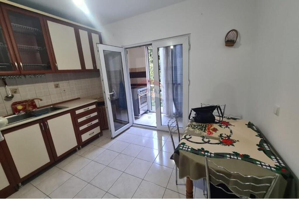 Ofrohet apartament 1+1+2 me qira tek blloku Gintas