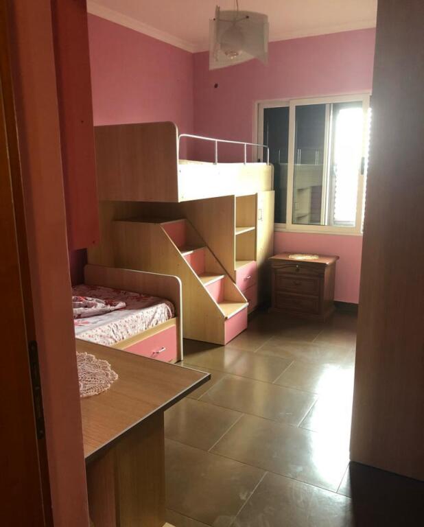 Jepet me qera Apartamenti 2+1, rruga e Dibres prane Viles Gold ( perballe Funeral Alba) 650 mije leke