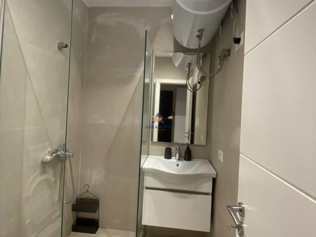 AFFITTASI APPARTAMENTO 2+1+BALCONE "21 DHJETORI" 700 EURO.