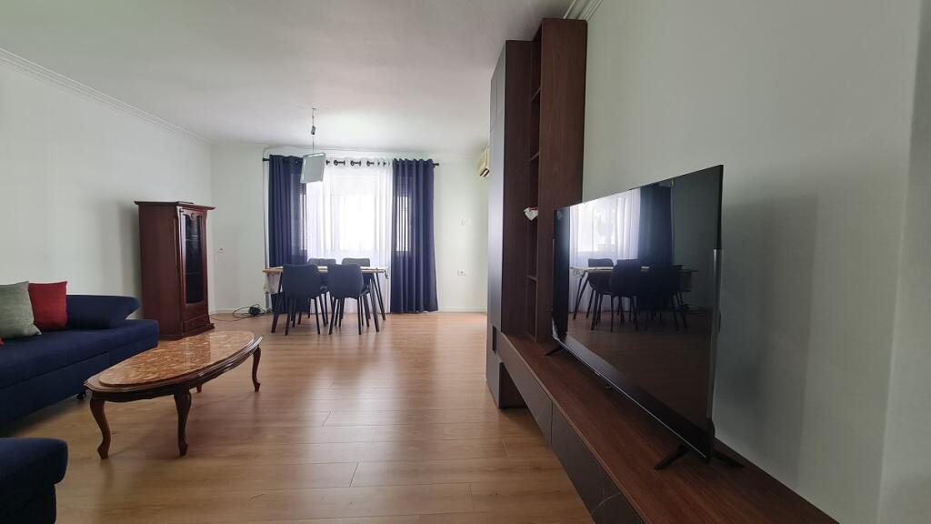 Jepet me QIRA për ZYRA apartament 3+1 tek Conad në BLLOK