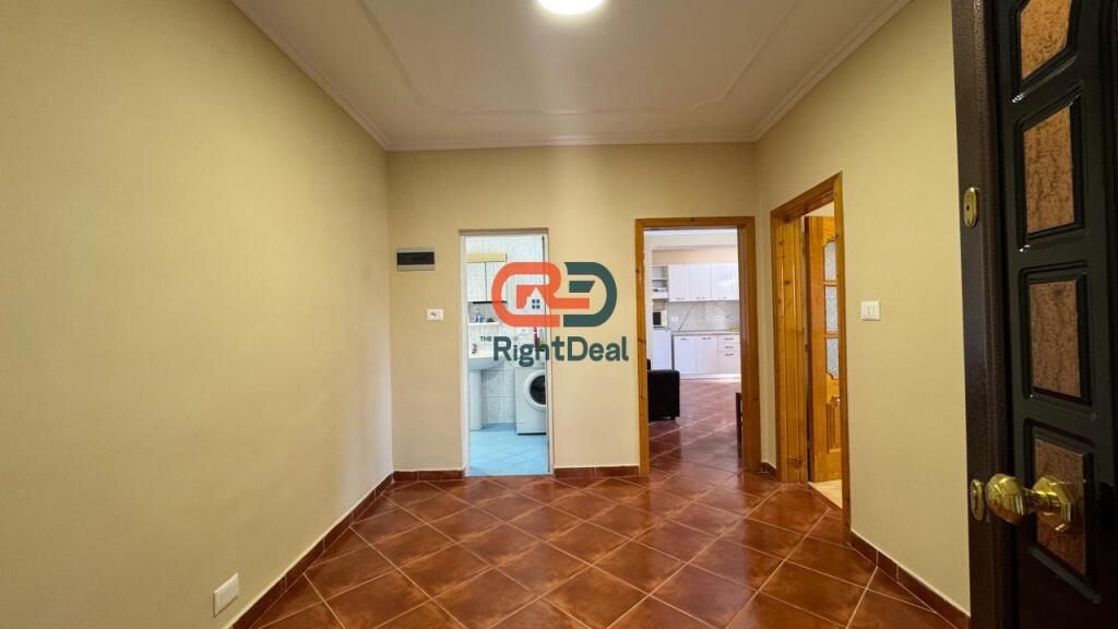 Prane Pazarit Te Ri, Shitet Apartament 1+1, Me Hapesira Te Bollshme Dhe Planimetri Te Rregullt !!