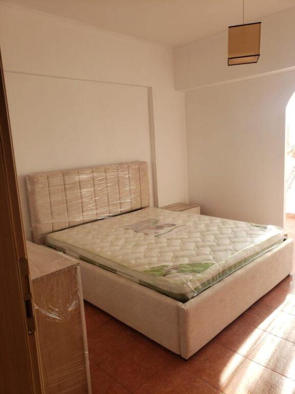 Jepet me qera apartament 2+1 te Komuna e Parisit!

