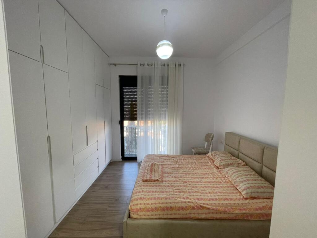 🏢Kombinat,Rruga Bernardin Palaj jepet me qera apartament 2+1+2+post parkimi,i sapo mobiluar. 800 EURO