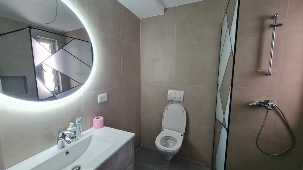 Jepet me QIRA për ZYRA apartament 3+1 tek Conad në BLLOK