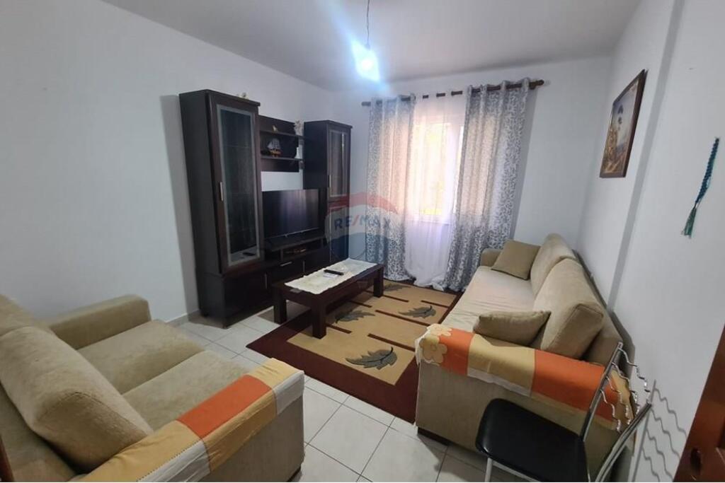 Ofrohet apartament 1+1+2 me qira tek blloku Gintas