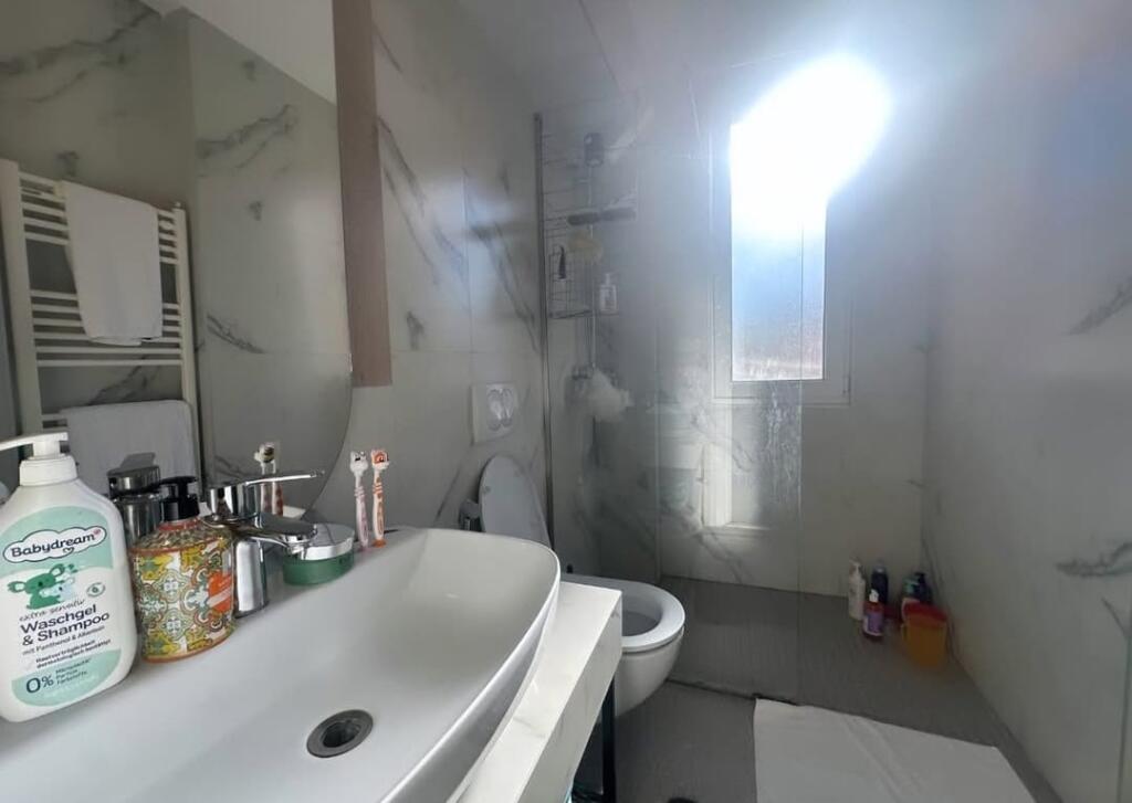 Perballe me Myslym Shyri (hyrjen), mbas Neranxit ○ SHESIM SUPER APARTAMENT 3+1