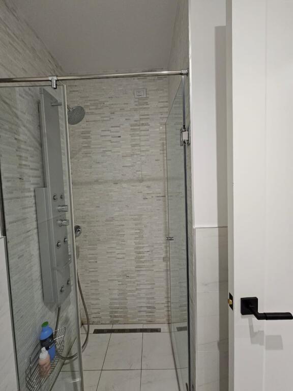 Jepet me qira Apartament 2+1 + Post Parkimi 📍 Kompleksi Ambasador 3!