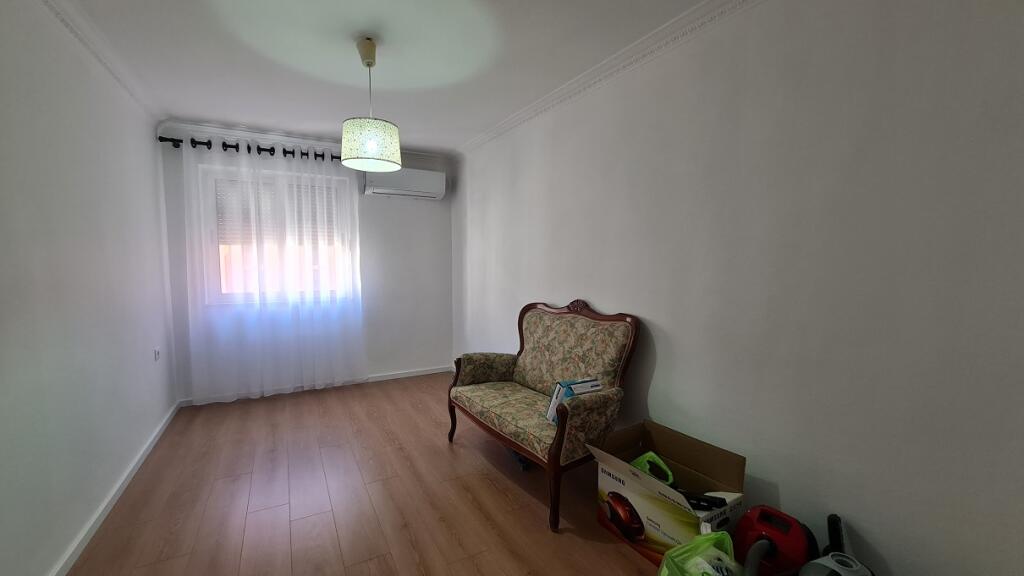 Jepet me QIRA për ZYRA apartament 3+1 tek Conad në BLLOK