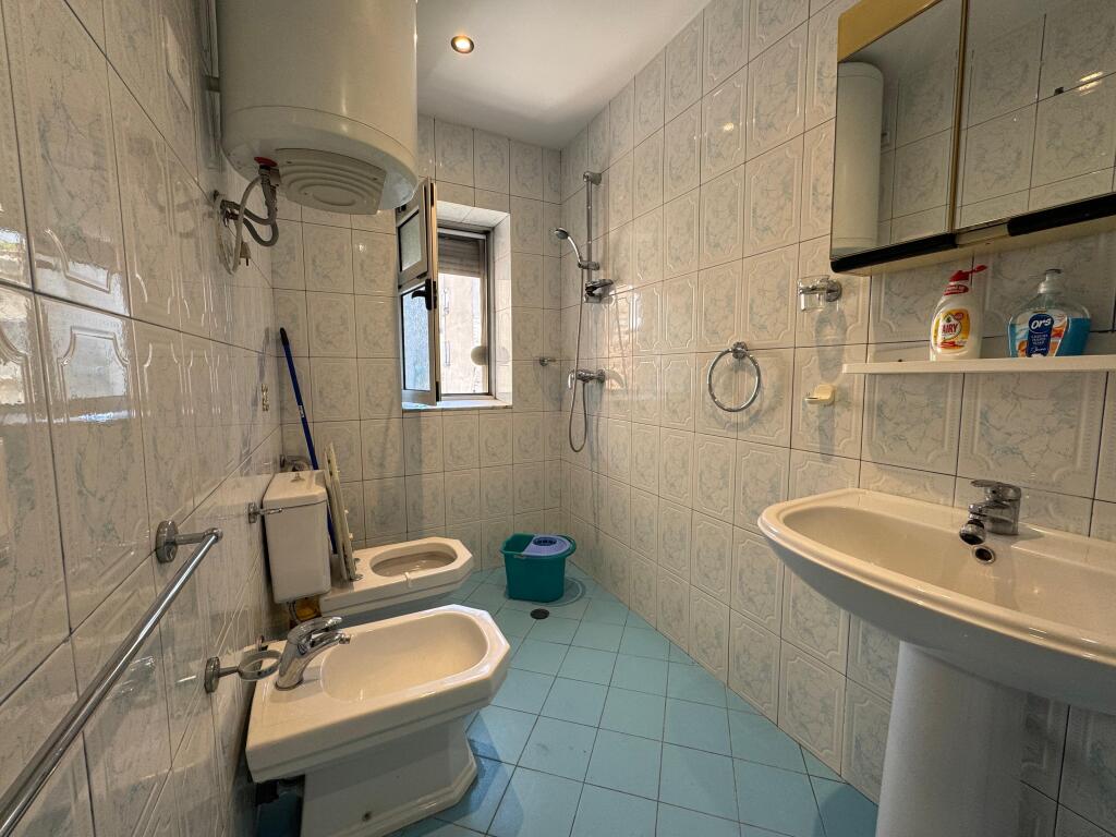 Shitet apartament 1+1 ne Qender te Pazari i Ri.