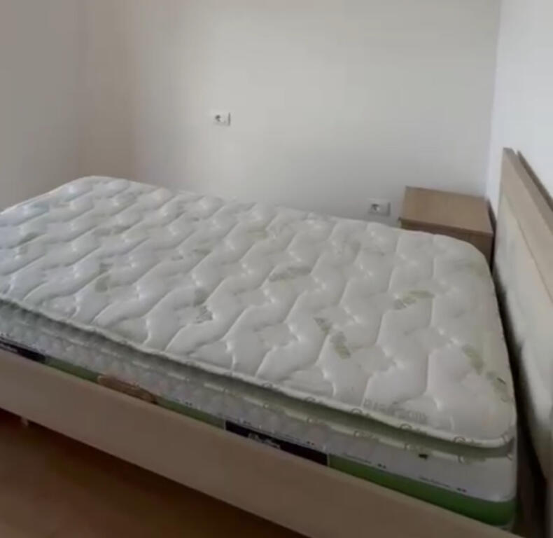 (Jepet dhe per studente) Jepet apartament 3+1+2 ne fund te rruges 5 maji , ne proces mobilimi