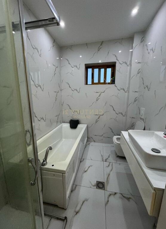 JEPET APARTAMENT 2+1 ME POST PARKIMI ME QIRA NE YZBERISH