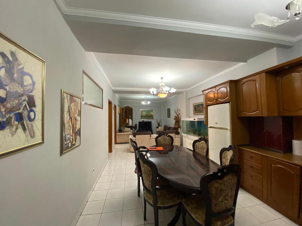 Jepet me qera apartament 2+1 në Laprakë!