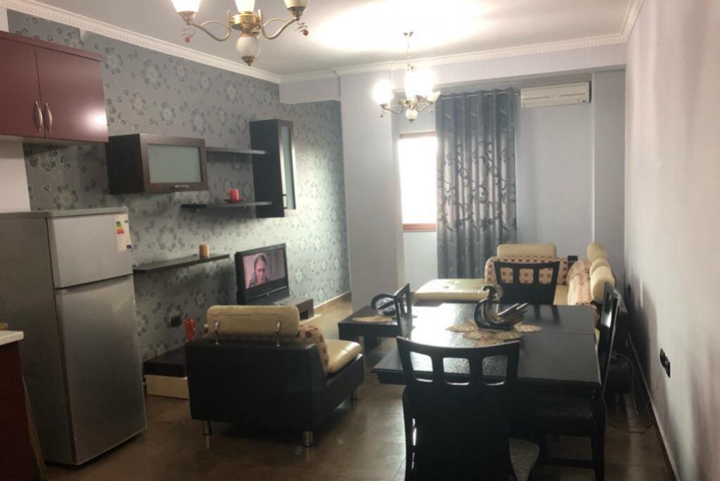 Jepet me qera Apartamenti 2+1, rruga e Dibres prane Viles Gold ( perballe Funeral Alba) 650 mije leke