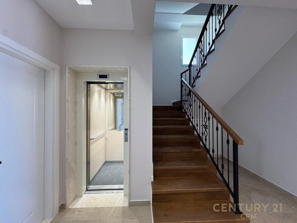 🏡 VILLA MODERNA SU 3 PIANI IN AFFITTO – COLLINA VERDE, VICINO A TEG