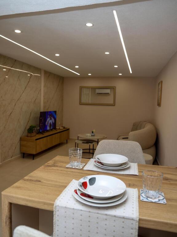 🚪Jepet me qira apartament 1+1 me parking  📍Qender Tiran  9 katshet Tek Hotel Stela💰 Çmimi: 750 euro  