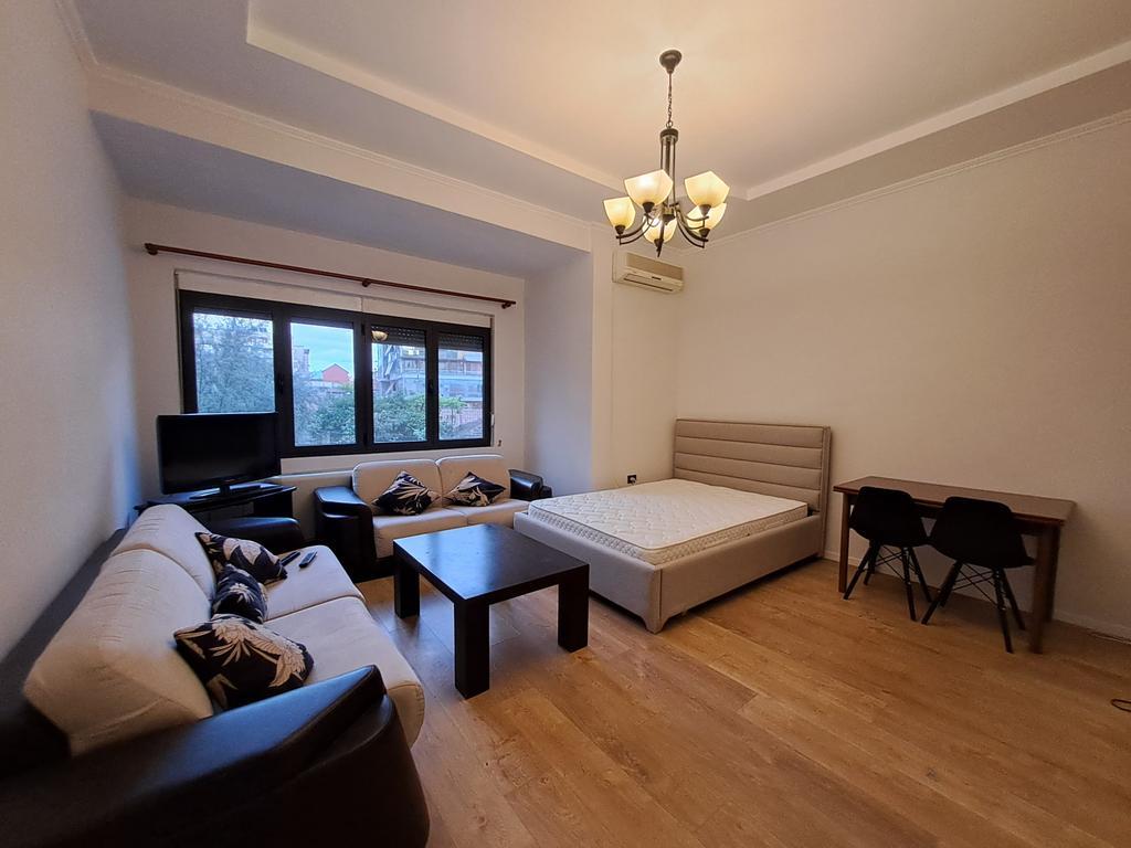 Rent, Studio Pazari i Ri.