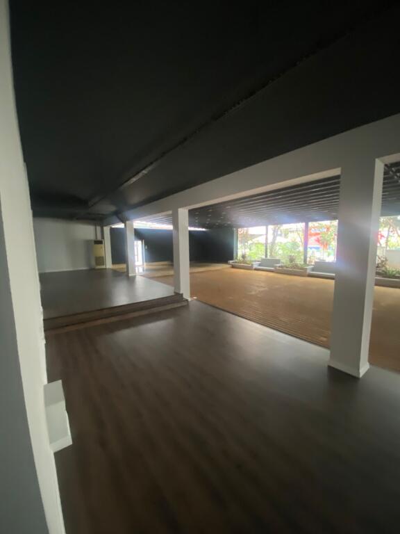 BUSINESS PREMISES FOR RENT 727 M2 FORMER EXHIBITION 15,000 EURO