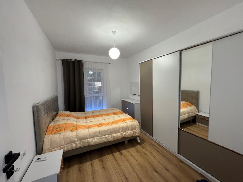 📣 QERA SUPER Apartament 2+1 Me Post Parking 📍 Prane Shkolles Se Kuqe ✨   🏢 Ndertim i Ri  🪜 Kati 2 (Me Ashensor)  🛋️ Mobiluar Me Kushte Bashkekohore  ✅ I Pa Banuar Me Pare  👨‍👩‍👧‍👦 Preferohen Kliente Familjare   💶 Cmimi 1.000 Euro