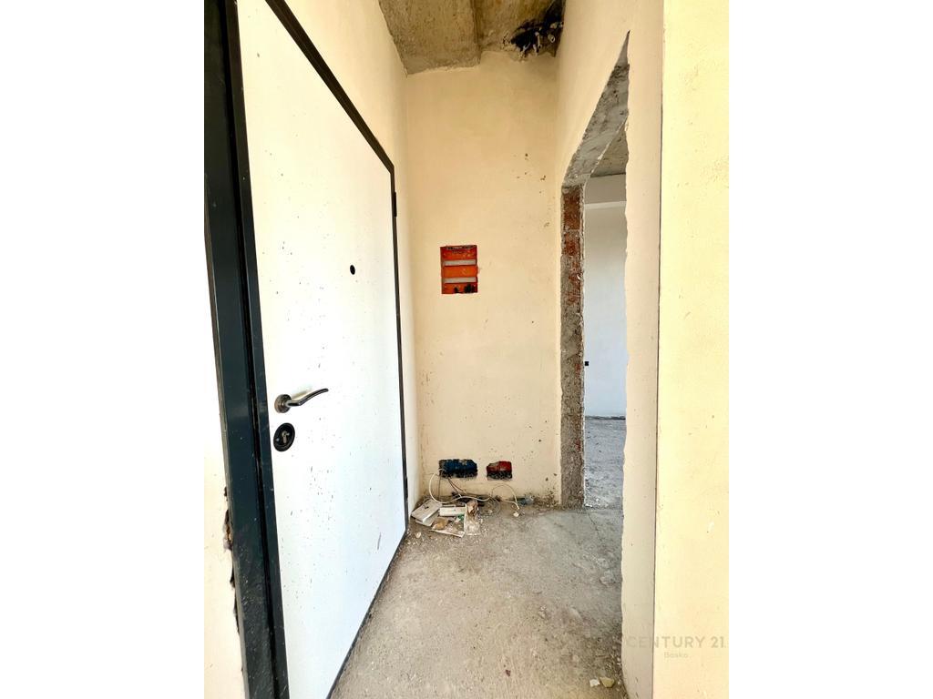 Vendesi in vendita 1+1 in Via Kavajes (Birra Tirana)
