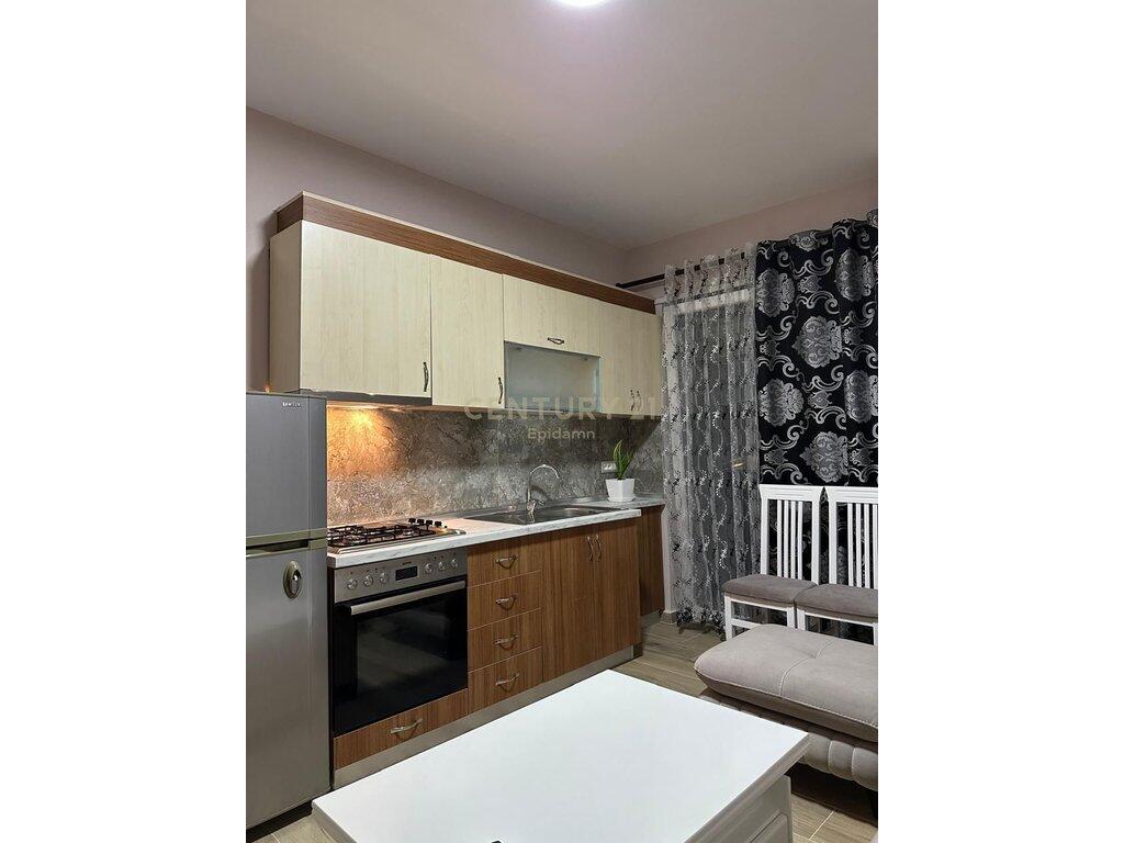 Jepet apartament 1+1 me qera ne Qendren e Durresit!