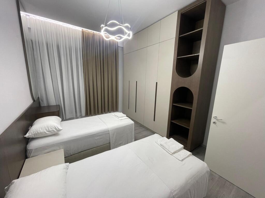 🏢Ish Sheshi Shqiponja,Rr.29 Nentori,jepet me qera per here te pare apartament 2+1+2+2garazhde i mobiluar 850Euro