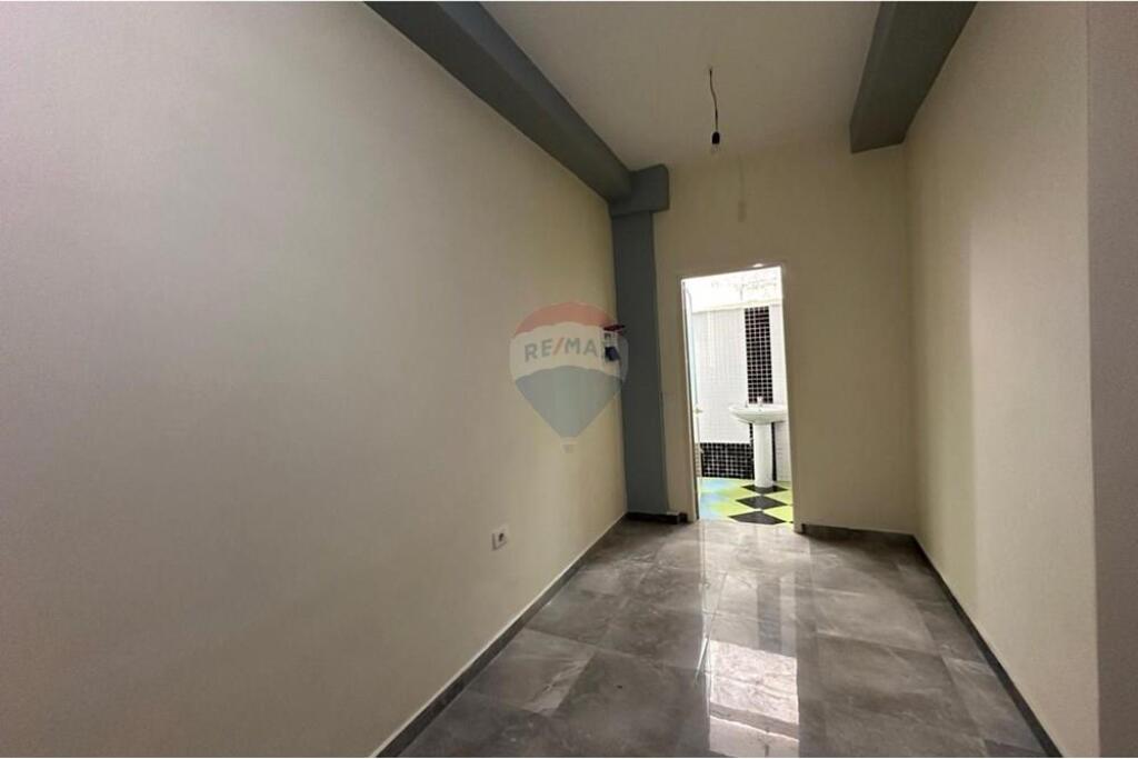 Shitet Dyqan tek Liqeni i Thate
