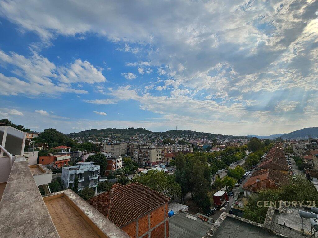 520€/Mese-Appartamento in affitto 2+1 con veranda – Kombinat, Tirana