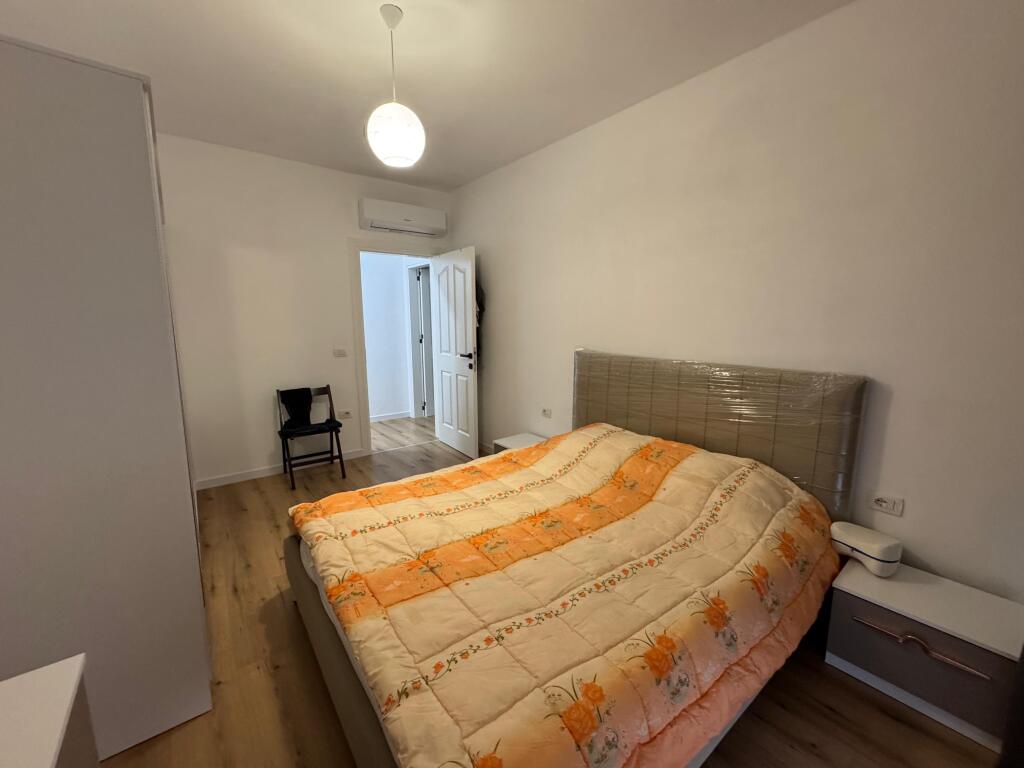 📣 QERA SUPER Apartament 2+1 Me Post Parking 📍 Prane Shkolles Se Kuqe ✨   🏢 Ndertim i Ri  🪜 Kati 2 (Me Ashensor)  🛋️ Mobiluar Me Kushte Bashkekohore  ✅ I Pa Banuar Me Pare  👨‍👩‍👧‍👦 Preferohen Kliente Familjare   💶 Cmimi 1.000 Euro