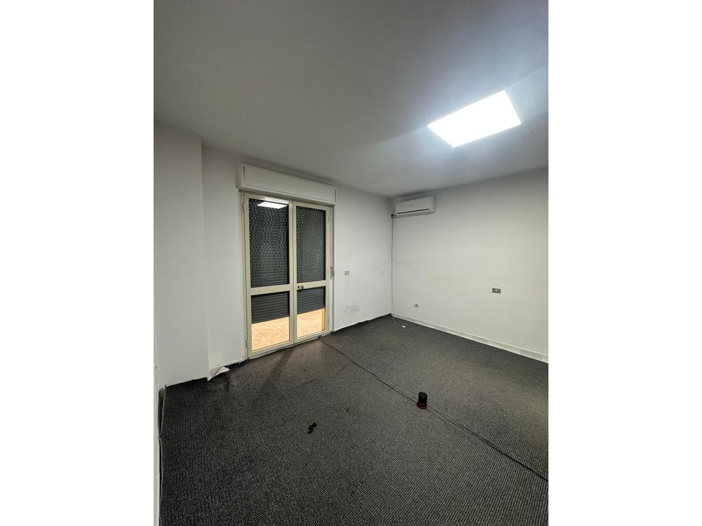 Apartament 2+1+2 me Qira pranë Ministrisë së Jashtme – Ideal për Banim ose Zyra