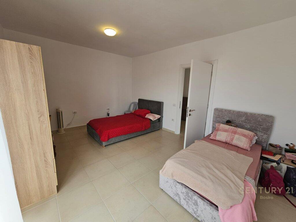 520€/Mese-Appartamento in affitto 2+1 con veranda – Kombinat, Tirana