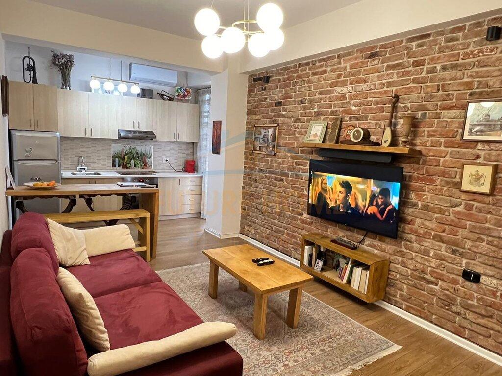 Shitet, Apartament 1+1 , Rruga e Kavajes, Tiranë