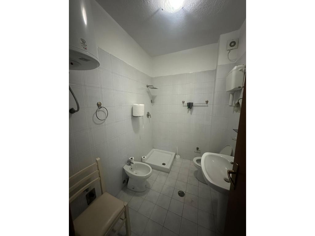 Apartament 2+1+2 me Qira pranë Ministrisë së Jashtme – Ideal për Banim ose Zyra