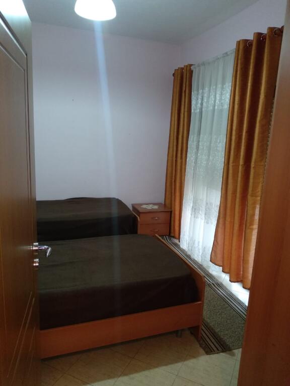 🏢Dopo la scuola di 9 anni 4 Deshmoret, si affitta un appartamento 1+1 arredato, 45.000 Leke