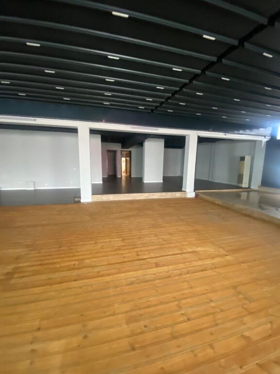 BUSINESS PREMISES FOR RENT 727 M2 FORMER EXHIBITION 15,000 EURO