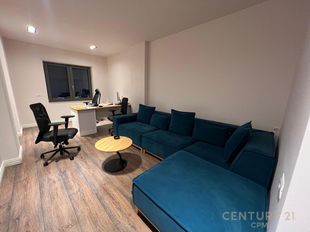 🏢 Zyrë Moderne me Qira – Tek Ring Center, Zogu i Zi!