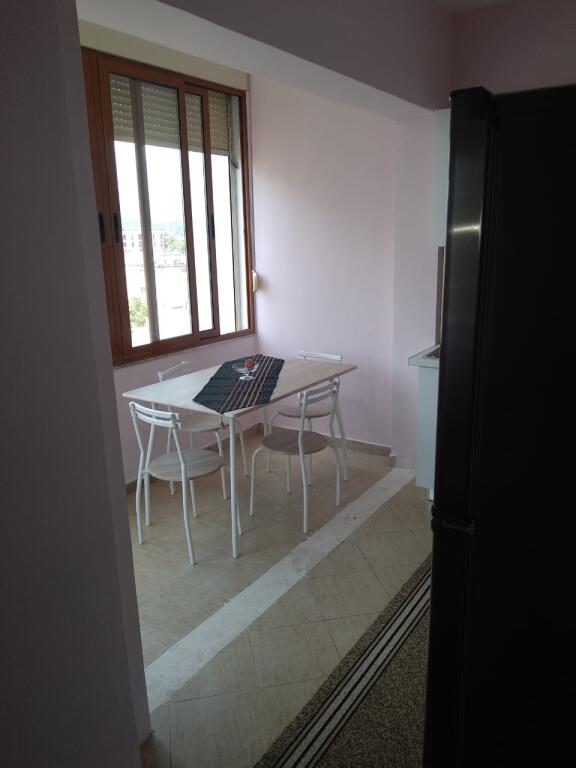 🏢Dopo la scuola di 9 anni 4 Deshmoret, si affitta un appartamento 1+1 arredato, 45.000 Leke