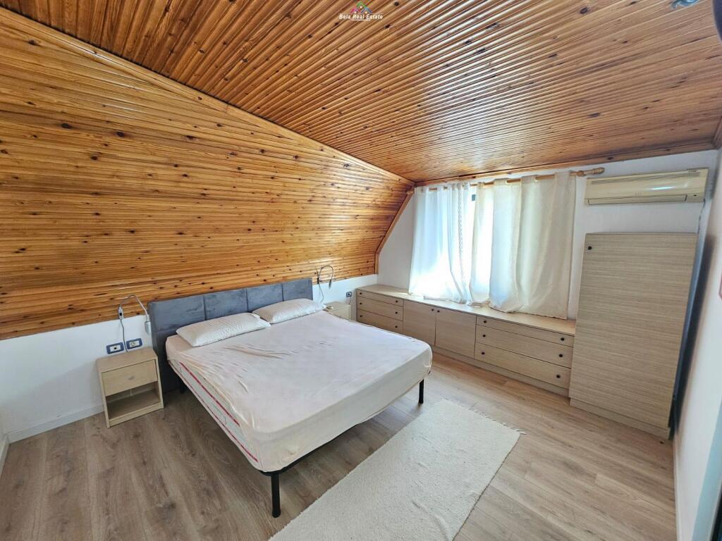 Vile me Qera 3+1 tek Ish Tregu Elektrik (ID BV22488) Tirane