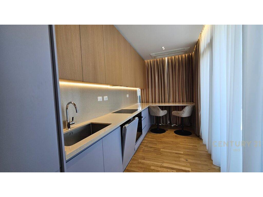 VENDIAMO APPARTAMENTO 2+1+2 +POSTO AUTO ARREDATO PRESSO "LAKE VIEW"!