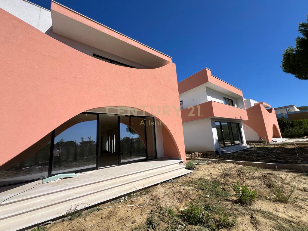 WE SELL A SUPER INDIVIDUAL VILLA WITH A POOL AT LALZ BAY, NEAR SAN PIETRO!   500,000 €