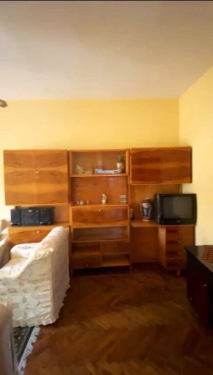 🏢Rruga Ferit Xhajko,perballe Ish Restorant Durresit jepet me qera apartament me siperfaqe75 𝐦2,2+1,i mobiluar