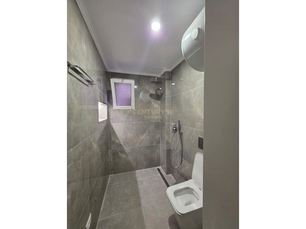 🏡 Apartament Luksoz me Qira – Pas Hotel Tiranës, pranë Bulevardit Kryesor