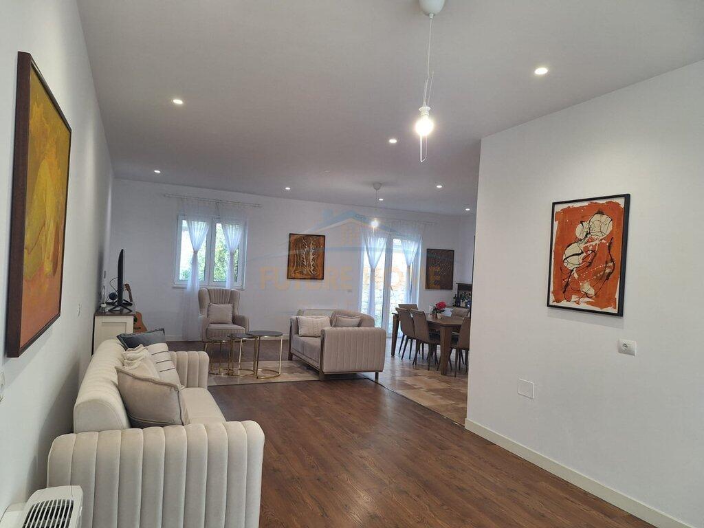 Disponiamo di Villa su 2 piani in Vendita, Mullet