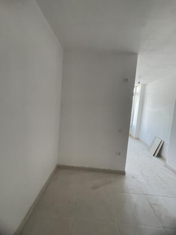 🏡 Super Apartment for Sale in Durrës – Industrial Market 🏙️