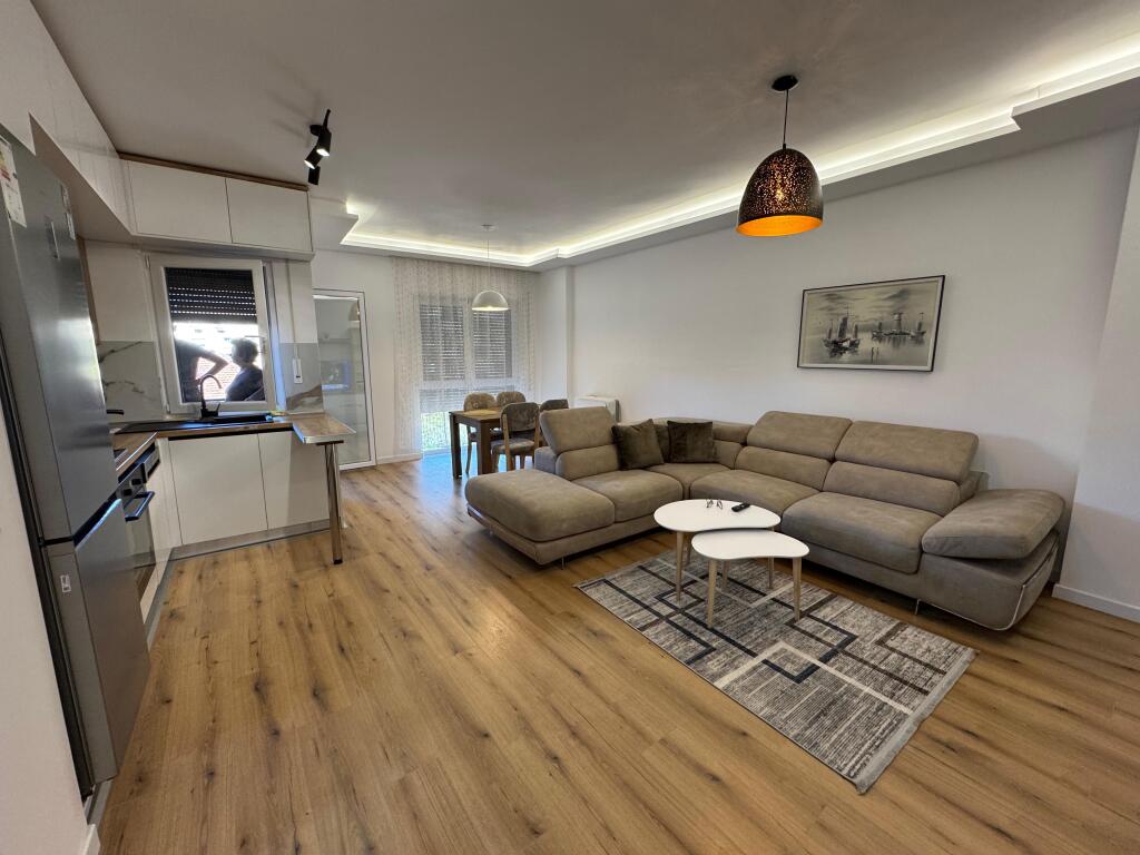 Apartment me qera 2+1+parkim Shkolla e Kuqe