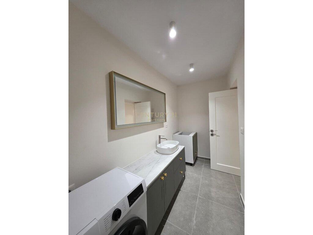🏡 Apartament Luksoz me Qira – Pas Hotel Tiranës, pranë Bulevardit Kryesor