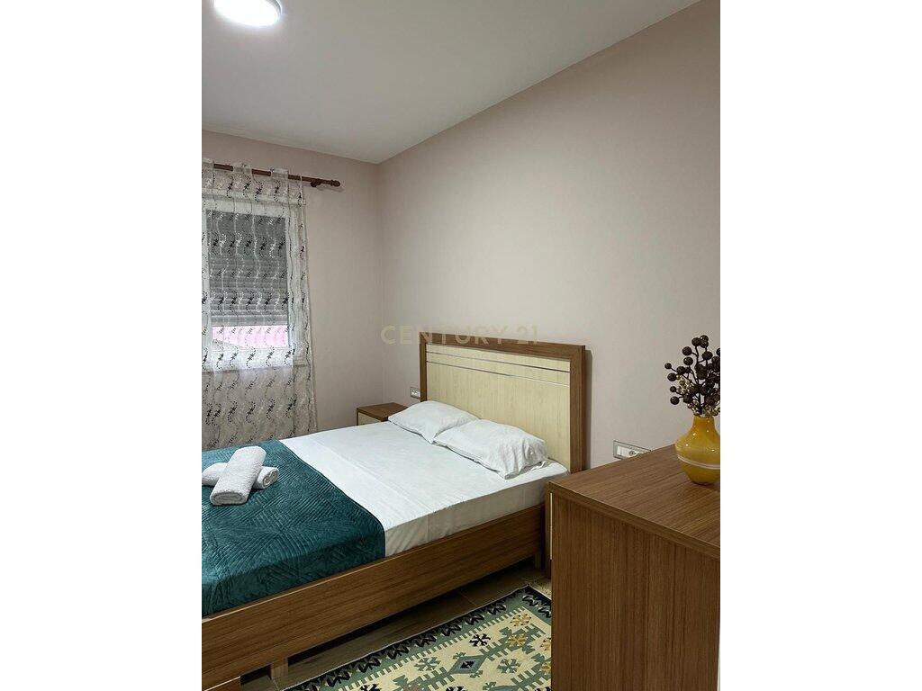 Jepet apartament 1+1 me qera ne Qendren e Durresit!