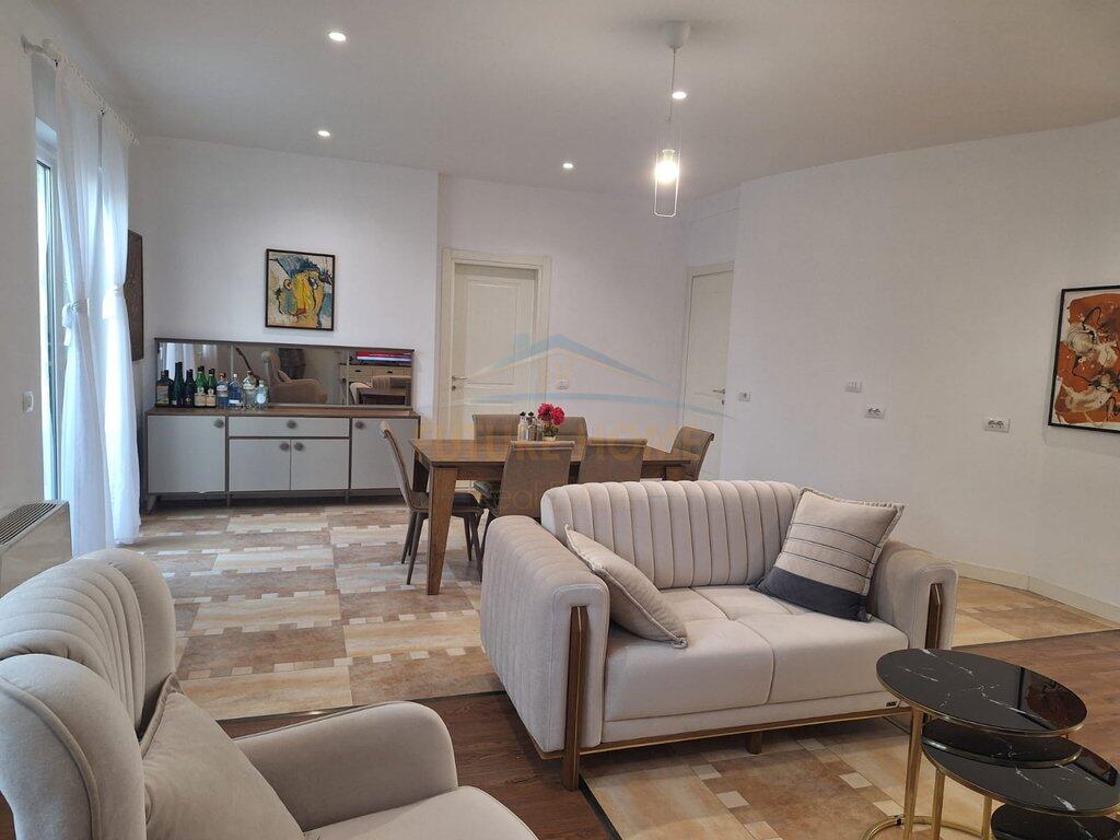 Disponiamo di Villa su 2 piani in Vendita, Mullet